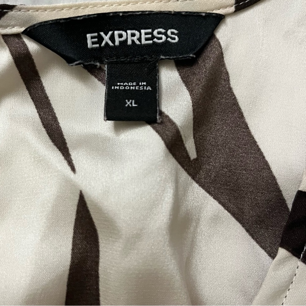Express Abstract Blouse - Picture 3 of 3